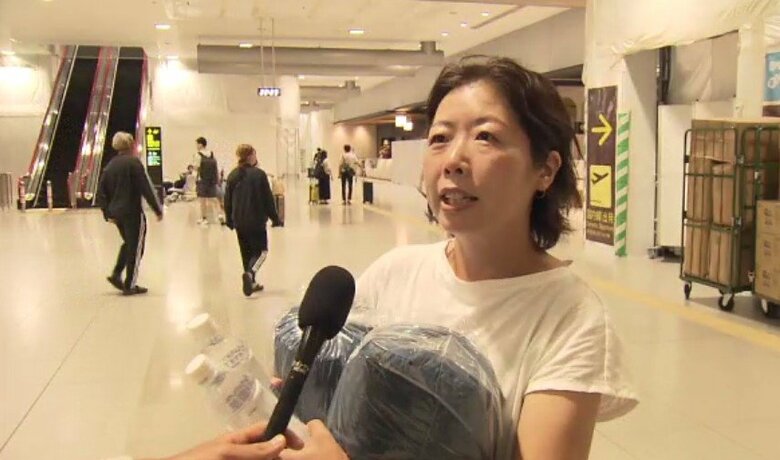 関西空港で寝袋を受け取った人