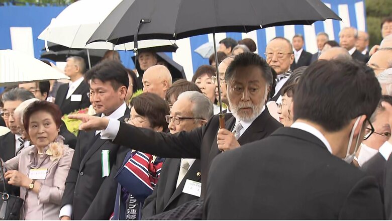 北大路欣也さんも傘を手にしていた