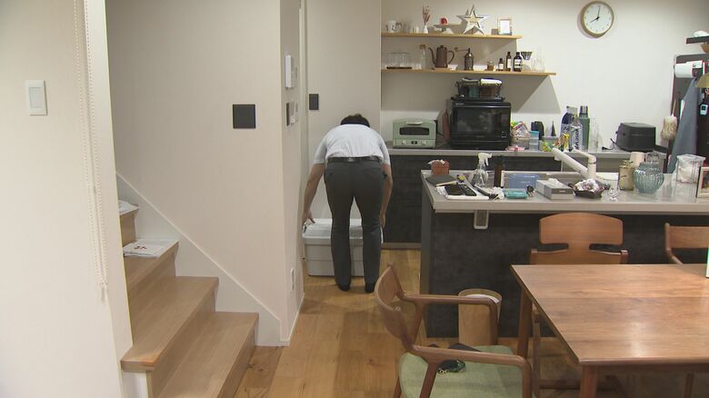 ”宝箱”を戻す大間さん