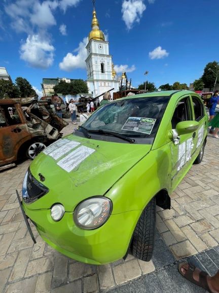 キーウ市内の広場に展示される車。「子供」と書かれた紙が貼られている