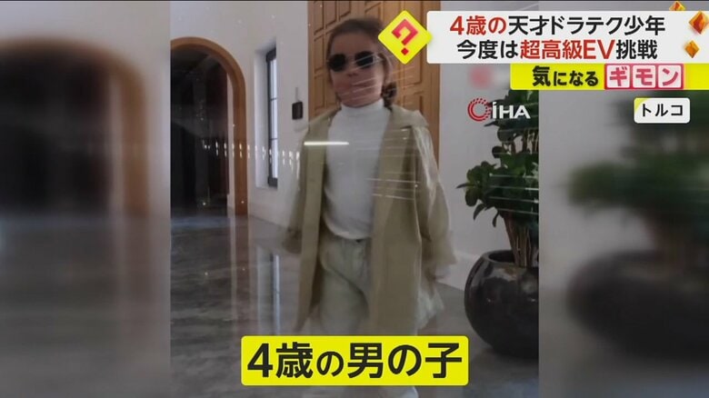 サングラスでキメて自宅を出る、4歳の男の子