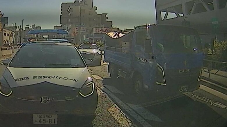 撮影者の後方から蛇行しながらトラックなどに追突した盗難車