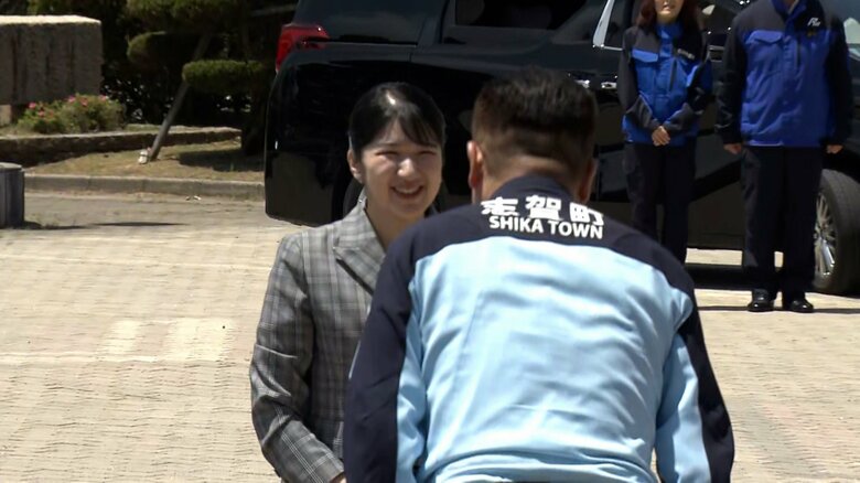 富来行政センターに到着された愛子さま