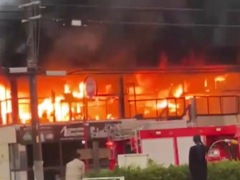 定休日だったブラジル料理店が火元か…2階建てビルの一部が燃える火事 飲食店など複数の店舗入る