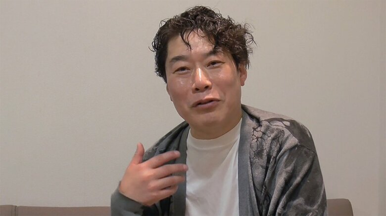 お笑いトリオ「インスタントジョンソン」のじゃいさんが、取材に応じた（17日夕）