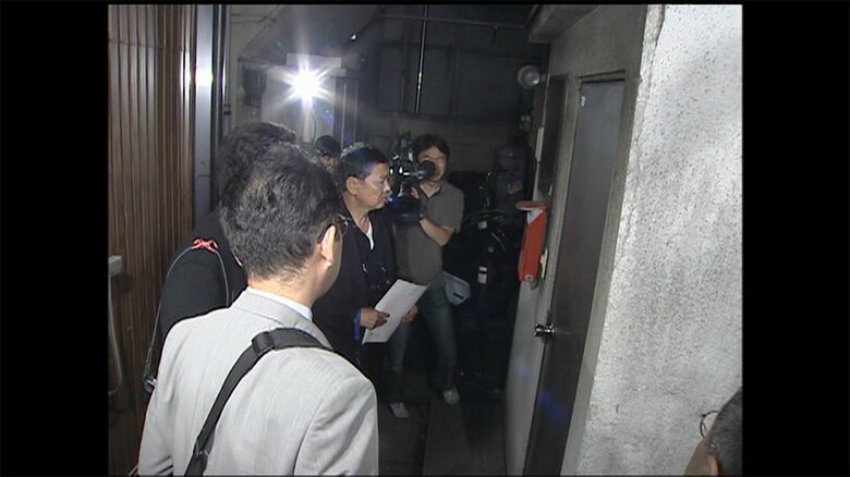 犯人の自宅アパートの家宅捜索（2006年6月 横浜市鶴見区）