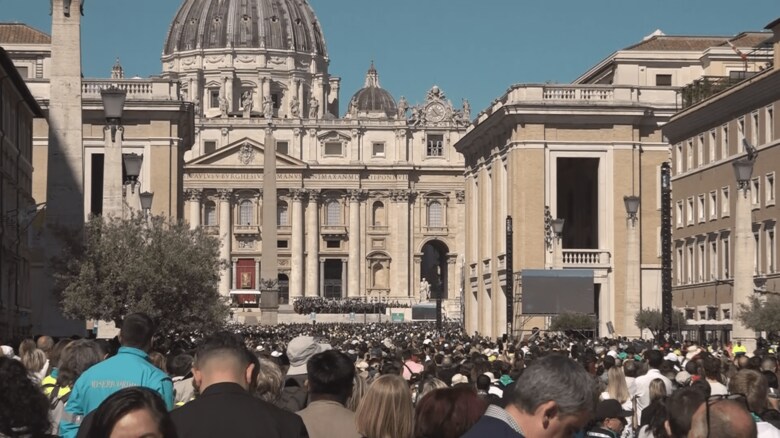 サンピエトロ広場での葬儀には世界中から多くの人が駆けつけた（4月26日）
