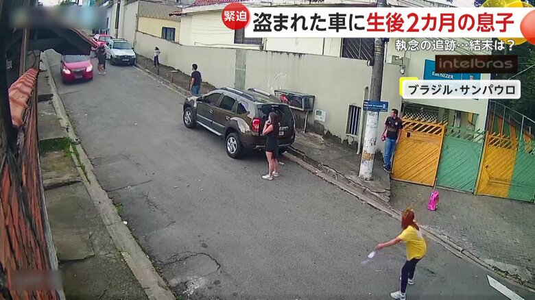 女性が制止しても停止しなかった車（左）