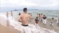 岡山県極真空手道連盟　渋川海水浴場で新春恒例の寒稽古