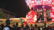 津沢夜高あんどん祭 大行燈が激突する迫力に歓声 「吊りもの」を激しく壊しあう