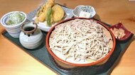 病やコロナ禍の影響で2年前に閉店した老舗そば店が復活　人手不足や物価高…製造業を営む地元企業が経営を引き継ぎ、課題に対応　母、妻、長男と共に3代目が守る伝統の味がそのまま残る　長野・木曽町