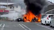 駐車中の車が炎上 車内に兄弟2人が...