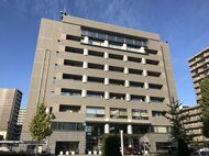 酒飲んで車で帰宅途中に事故か…交差点で止まっていたバイク2台に追突 自称飲食店店員の女を現行犯逮捕