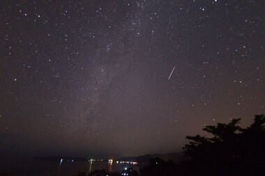 14日夜もチャンスあり!「ふたご座流星群」がピーク 快適観測に3つのコツ