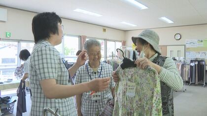 「他の店にできないサービスを」ブラウス、Tシャツ、帽子など約3000点を“出張販売”「選ぶのが楽しい」創業72年の衣料品店がシニアに人気　「押し売りはしない」86歳ベテラン店員も接客　長野・松本市