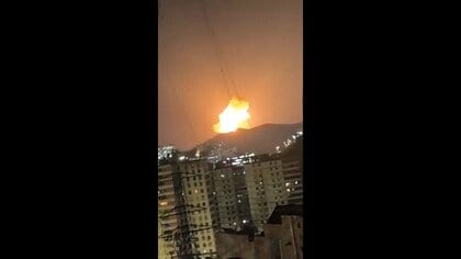 ベネズエラの首都で複数の爆発音…軍施設攻撃か　ベネズエラに軍事的圧力強めるトランプ大統領の関与不明