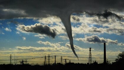 黒い積乱雲と突然の冷たい風がサイン「竜巻注意情報」は何をどう備えるべき？竜巻など激しい突風から身を守る方法