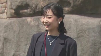 佳子さまアルパカのペンダントを身につけ、アルパカの出迎えに笑顔　インカ帝国・クスコの遺跡視察