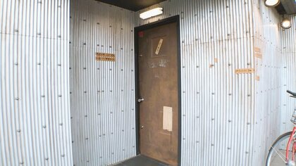 外壁はトタン板で「何の店か分からない」がツカミに…行列を“看板”にした人気ラーメン店 初見だと戸惑う外観も店内は常に満員