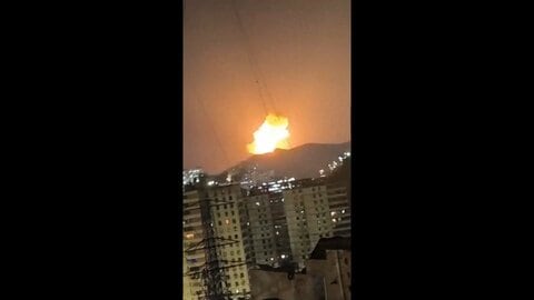 ベネズエラの首都で複数の爆発音…軍施設攻撃か　ベネズエラに軍事的圧力強めるトランプ大統領の関与不明