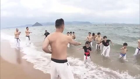 岡山県極真空手道連盟　渋川海水浴場で新春恒例の寒稽古