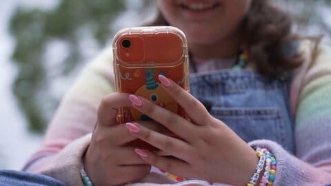 16歳未満のSNS利用が禁止に！世界初施行でインスタやTikTokなど対象…違反企業は最大51億円の罰金　オーストラリア