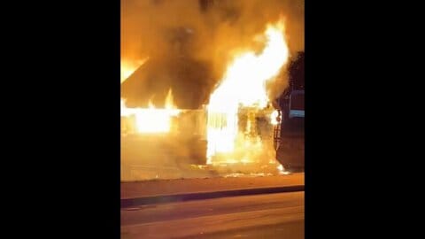 「バス停が燃えている」立ち上がる炎　国道沿いのバス停全焼　近くのホテルでも火事　連続不審火か　北海道