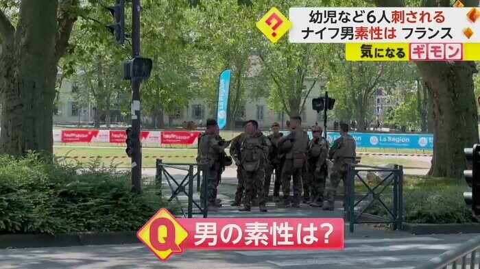 ライフルで武装した警察官が集まっている