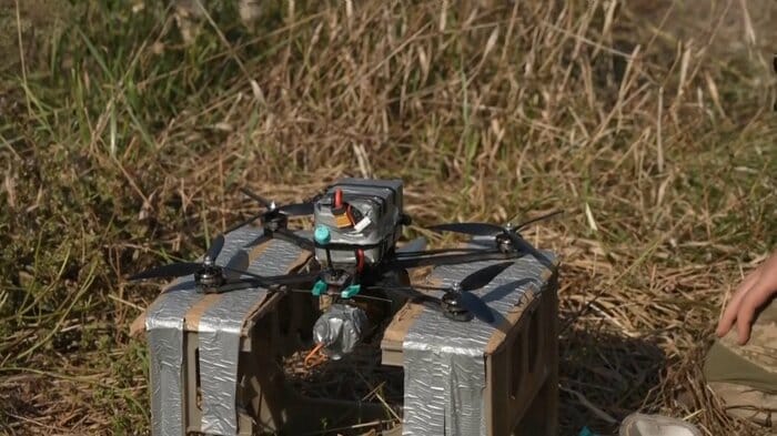 爆発物を吊り下げたウクライナ軍のクアッドコプター型ドローン