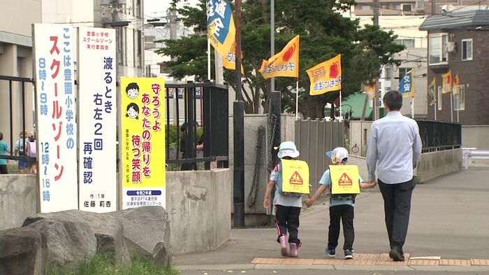 保護者とともに登校する児童