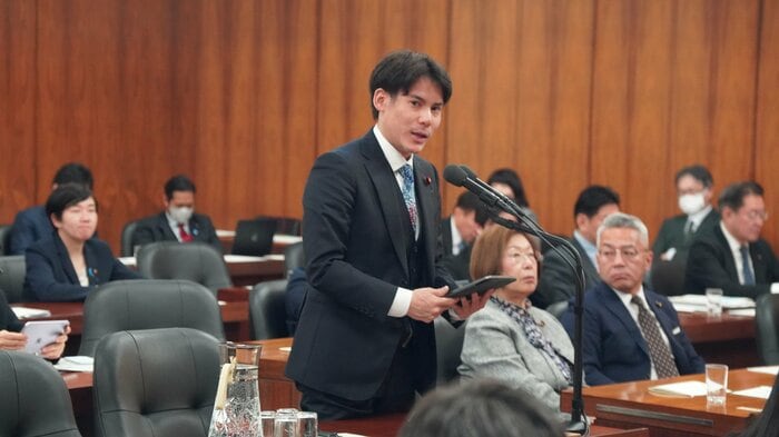 文部科学委員会で質問する河合氏