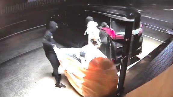 大量の商品を盗み出す犯人ら