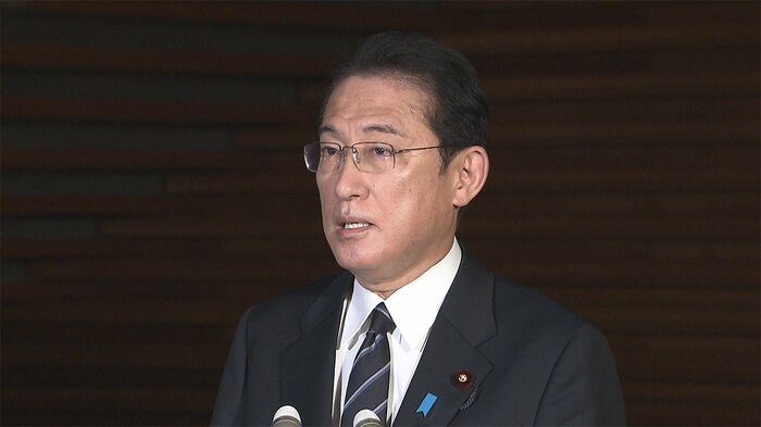 取材に応じる岸田首相(午後7時半過ぎ 首相官邸)