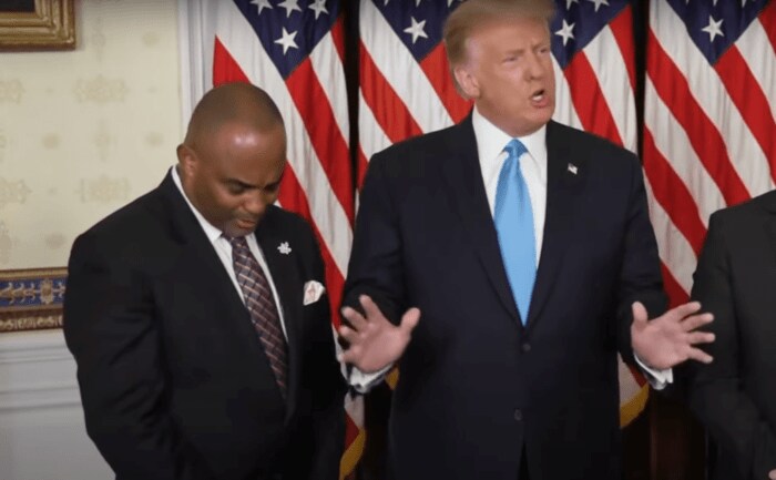 元受刑者に恩赦を与えるトランプ大統領。共和党大会2日目(ABCテレビより)