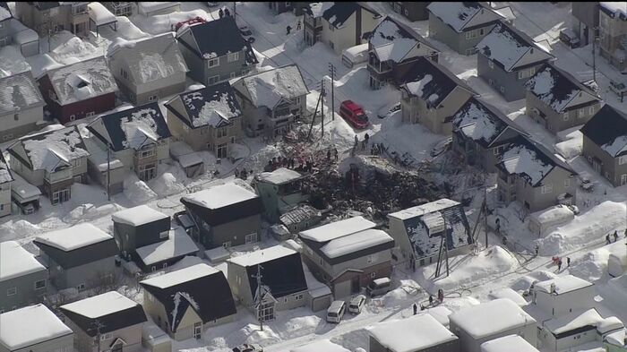 壁や木材などが飛び散っている