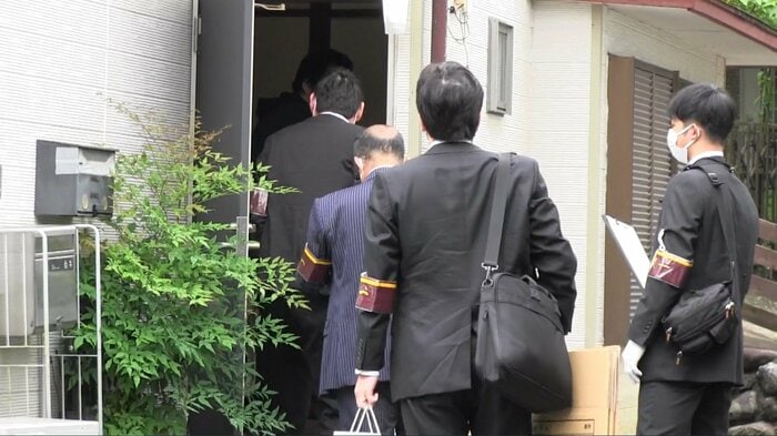 警視庁は、けさ、関係先を一斉捜索した(午前7時半ごろ 東京・青梅市)