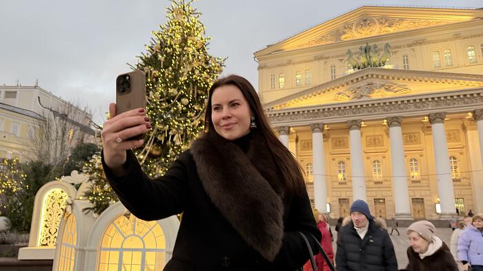 ボリショイ劇場前で“自撮り”する女性。定番の撮影スポットだ。