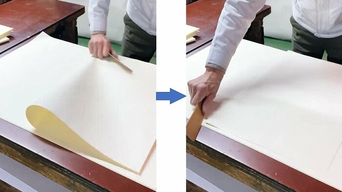 スーッと竹ベラを滑らせるようにして折る