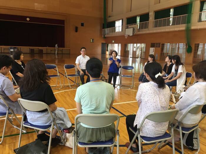 中学校では保護者が生徒と一緒に授業を受け、その後池田さんへの質問時間を設けている