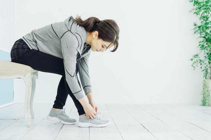 試着時はしっかりとかかとを合わせて（イメージ）