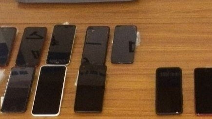 押収されたスマートフォン(福井県警提供)