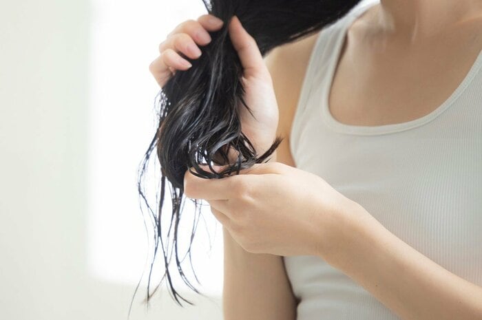 髪が傷んでいる人はドライヤーの前にアウトバストリートメントを（画像はイメージ）