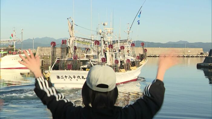 函館のスルメイカ漁が解禁 漁船が出漁