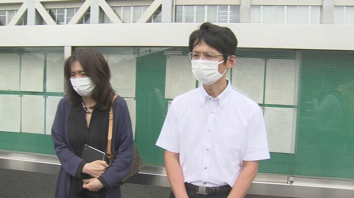 裁判後に取材に応じる両親(長野市 2022年6月15日)