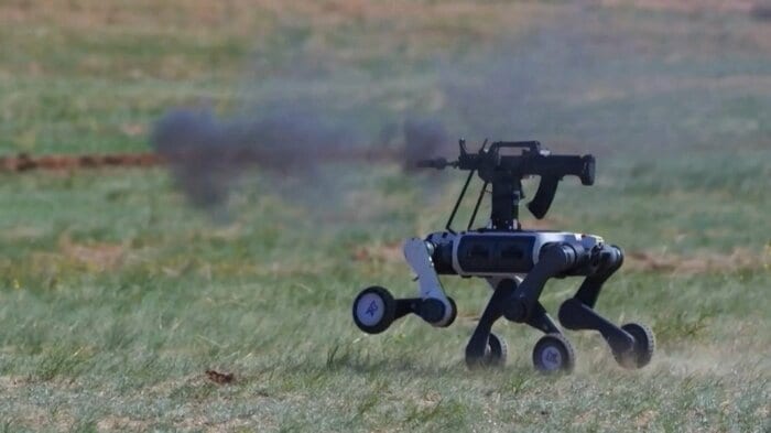背中の95式小銃を射撃しながら走る中国軍四足歩行ロボット「機械狼」