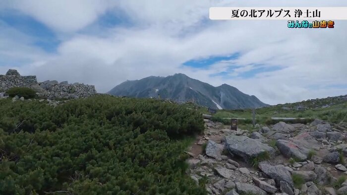 登山道を登り切ると、正面には雄山が