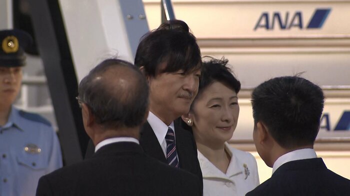羽田空港に到着された秋篠宮ご夫妻