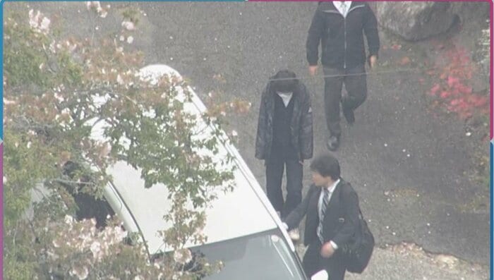 任意同行される安達容疑者