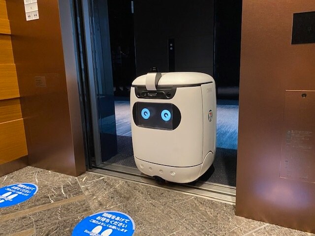 エレベーターを使うロボット 出典:アスラテック