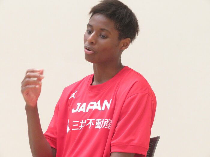 フジテレビの単独インタビューに答える馬瓜エブリン(7月1日、都内)